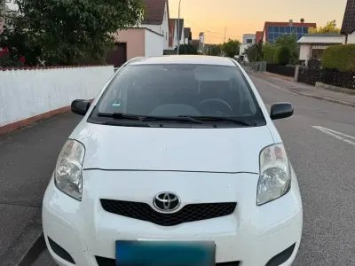 Gebraucht Toyota Yaris 69 PS (50 kW) 2011 Weiß Kleinwagen