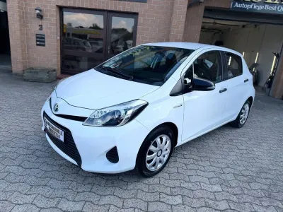 Gebraucht Toyota Yaris Hybrid Basis 75 PS (55 kW) 2013 Weiß Limousine