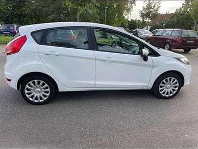 Gebraucht Ford Fiesta Ambiente 60 PS (44 kW) 2009 Weiß Kleinwagen