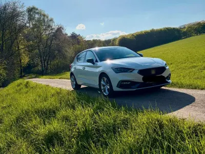Używany Seat Leon FR 150 KM (110 kW) 2020 Biały Sedan/Limuzyna