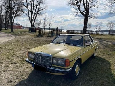 Gebraucht Mercedes 220 109 PS (80 kW) 1979 Gelb Coupé