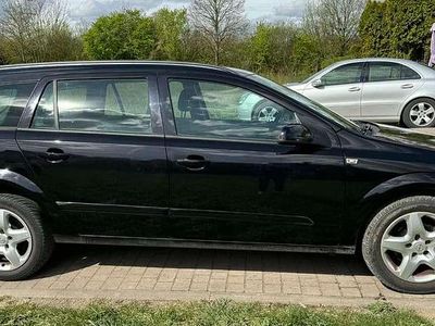 Używany Opel Astra 105 KM (77 kW) 2007 Czarny Sedan/Limuzyna