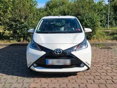 Gebraucht Toyota Aygo Play 69 PS (50 kW) 2017 Weiß Kleinwagen