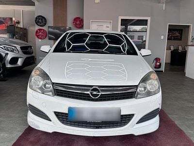 Usata Opel Astra GTC 116 CV (85 kW) 2009 Bianco Coupé