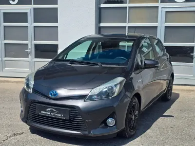 Używany Toyota Yaris Hybrid 75 KM (55 kW) 2015 Szary Hatchback