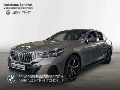 Gebraucht BMW 550e M Sport 313 PS (230 kW) 2025 Oxidgrau Limousine