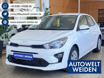 Używany Kia Rio Edition 7 84 KM (61 kW) 2022 Biały Sedan/Limuzyna
