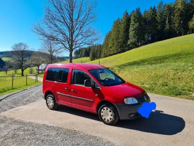 Gebraucht VW Caddy Team 105 PS (77 kW) 2010 Rot Van / Kleinbus