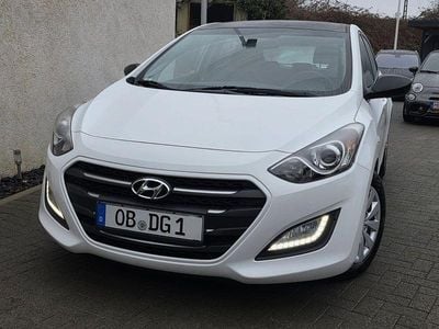 Weiß Gebraucht 2015 Hyundai i30 Classic Limousine | 5.898 € (Guter Preis)