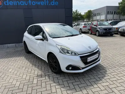Gebraucht Peugeot 208 Active 68 PS (50 kW) 2015 Weiß Kleinwagen