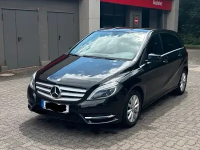 Gebraucht Mercedes B180 122 PS (89 kW) 2014 Schwarz Kleinwagen