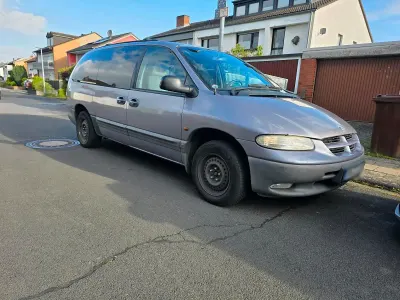 Begagnad Chrysler Voyager 163 HK (119 kW) 1998 Andere farben Minibuss
