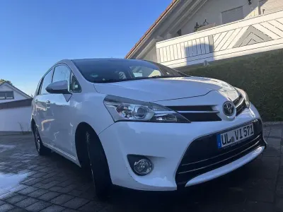 Gebraucht Toyota Verso Comfort 112 PS (82 kW) 2015 Weiß Van / Kleinbus