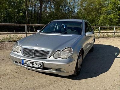 Usata Mercedes C220 Classic 143 CV (105 kW) 2000 Argento Berlina