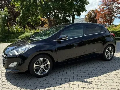 Gebraucht Hyundai i30 Select 99 PS (72 kW) 2017 Schwarz Limousine