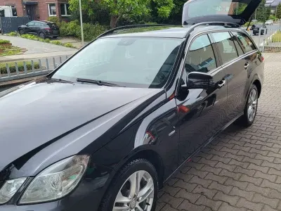 Gebraucht Mercedes E220 Avantgarde 170 PS (125 kW) 2012 Schwarz Limousine