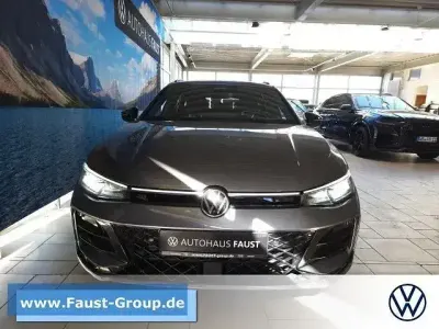 Usata VW Passat R-line 150 CV (110 kW) 2024 Grigio Station wagon
