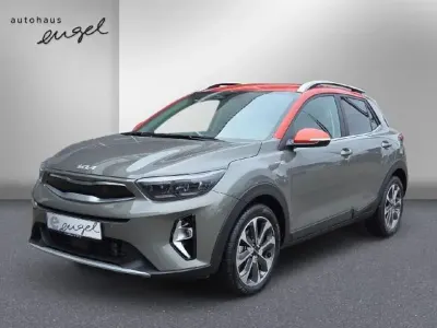 Gebraucht Kia Stonic Platinum Edition 120 PS (88 kW) 2023 (aur) urbangruen met./orange SUV