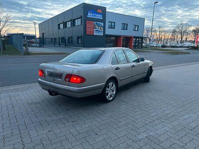 Gebraucht Mercedes E200 136 PS (100 kW) 1995 Gold Limousine