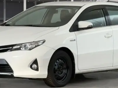 Gebraucht Toyota Auris Hybrid Life 99 PS (72 kW) 2013 Weiß Limousine