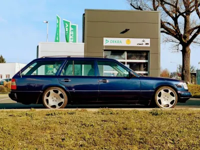 Używany Mercedes E300 136 KM (100 kW) 1995 Niebieski Kombi