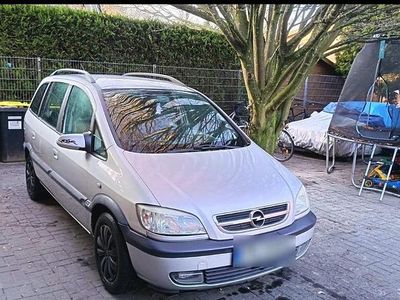 Grau Gebraucht 2004 Opel Zafira Van / Kleinbus | 1.500 €