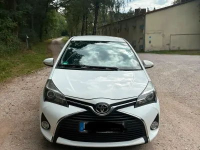 Gebraucht Toyota Yaris 69 PS (50 kW) 2015 Weiß Kleinwagen