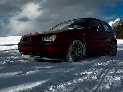 Rot Gebraucht 2003 VW Golf IV Kleinwagen | 1.599 €