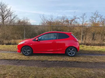Gebraucht Mazda 2 75 PS (55 kW) 2010 Rot Kleinwagen