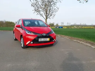 Gebraucht Toyota Aygo 69 PS (50 kW) 2015 Rot Kleinwagen