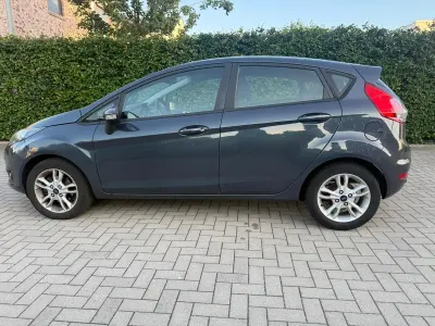 Gebraucht Ford Fiesta 101 PS (74 kW) 2015 Grau Kleinwagen