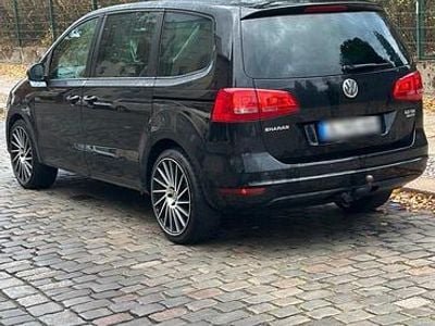 Second-hand VW Sharan 140 CP (102 kW) 2012 Negru Monovolum