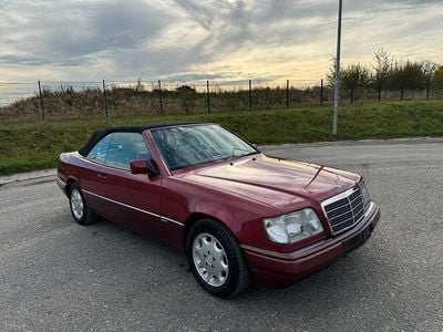 Usata Mercedes E220 Sportline 150 CV (110 kW) 1993 Rosso Cabrio