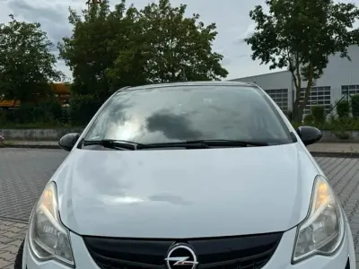 Gebraucht Opel Corsa Color Edition 101 PS (74 kW) 2012 Weiß Kleinwagen
