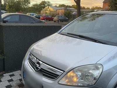 Silber Gebraucht 2010 Opel Zafira Family Van / Kleinbus | 1.950 € (Fairer Preis)