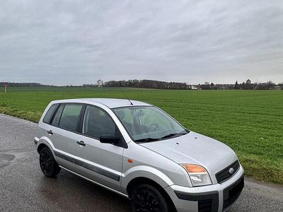 Silber Gebraucht 2005 Ford Fusion Kombi | 2.400 €