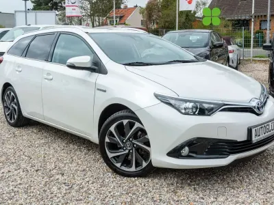 Gebraucht Toyota Auris Hybrid 99 PS (72 kW) 2016 White pearl cs Kombi