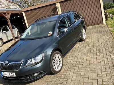 Gebraucht Skoda Superb Ambition 140 PS (102 kW) 2015 Grau Kombi