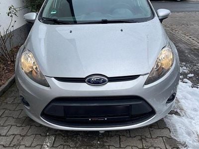Silber Gebraucht 2012 Ford Fiesta Trend Limousine | 3.870 € (Fairer Preis)