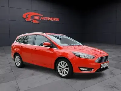 Gebraucht Ford Focus Titanium 120 PS (88 kW) 2016 Rot Limousine