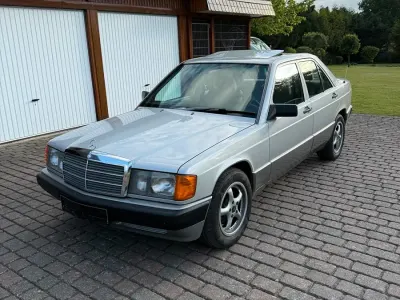 Używany Mercedes 190 118 KM (86 kW) 1990 Srebrny Sedan/Limuzyna