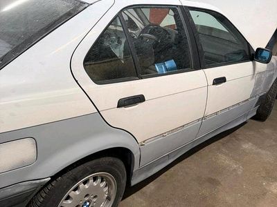 Gebraucht BMW 316 Basis 104 PS (76 kW) 1994 Weiß Limousine