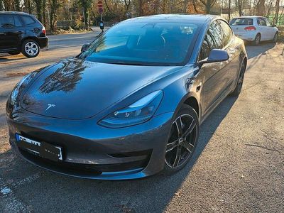Grau Gebraucht 2021 Tesla Model 3 Standard Range Plus Limousine | 26.500 € (Fairer Preis)