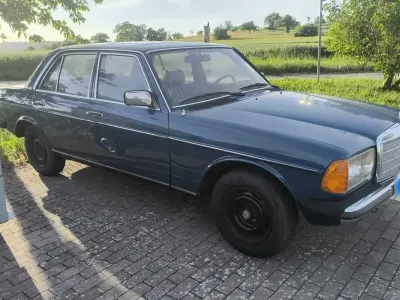 Gebraucht Mercedes 240 72 PS (52 kW) 1984 Blau Limousine