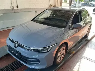 Gebraucht VW Golf VIII Life 116 PS (85 kW) 2025 Grau Limousine