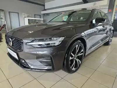 Gebraucht Volvo V60 Plus 197 PS (144 kW) 2023 Platinum grey Kombi