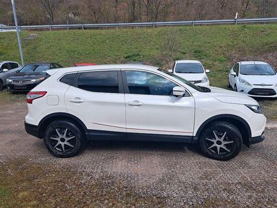 Gebraucht Nissan Qashqai 131 PS (96 kW) 2015 Weiß SUV