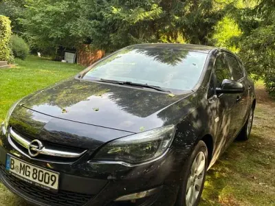 Gebraucht Opel Astra Edition 136 PS (100 kW) 2014 Schwarz Limousine