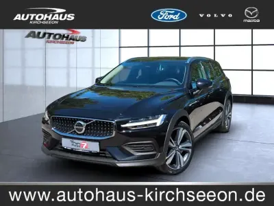 Gebraucht Volvo V60 CC Plus 197 PS (144 kW) 2023 Onyx black (metallic) Kombi