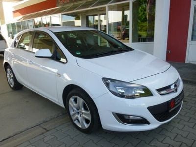 Gebraucht Opel Astra 101 PS (74 kW) 2012 Weiß Limousine